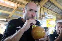 Huyền thoại Borussia Dortmund thích thú với đặc sản Việt Nam