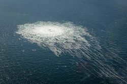 Mặt biển sôi trào vì đường ống Nord Stream rò rỉ