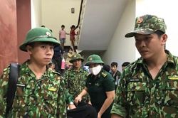 Chuyển viện cấp cứu một cụ bà bệnh trở nặng khi đang tránh trú bão