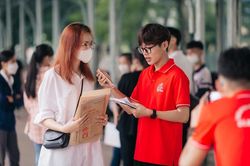 Trường học, phụ huynh đồng hành cùng tân sinh viên trong ngày đầu nhập học