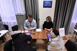 Trưng cầu dân ý sáp nhập Nga: Người dân vùng ly khai Ukraine bỏ phiếu trong ngày cuối cùng