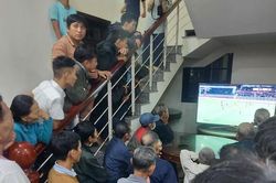 Người dân cổ vũ bóng đá trong khu tránh trú bão tập trung