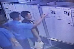 Nhân viên bị giám đốc dán thông báo sa thải kèm hình người bị kéo cắt cổ