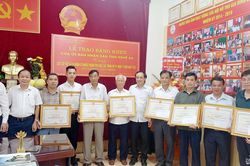 Trao Bằng khen của Chủ tịch UBND tỉnh cho tập thể, cá nhân có nhiều đóng góp trong hoạt động tri ân