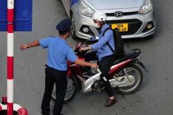 Xử lý phương tiện đi sai làn trên đường Nguyễn Trãi