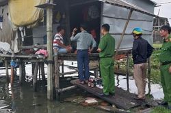 Công an 'gõ từng nhà' giúp người dân phòng chống bão Noru