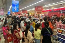 Người dân Huế, Đà Nẵng đổ xô mua lương thực trước giờ siêu bão Noru đổ bộ