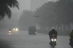 Bão Noru áp sát, miền Trung bắt đầu mưa trắng trời