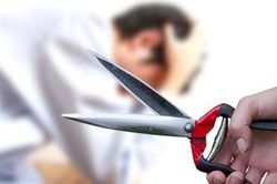 Bị vợ dùng kéo cắt phăng 'của quý' khi đang đứng khỏa thân đánh răng