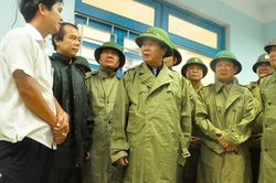 Phó Thủ tướng Lê Văn Thành thăm hỏi, động viên người dân tại khu tránh, trú bão Noru