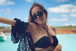 Bóng hồng quyến rũ hơn Diogo Dalot 4 tuổi