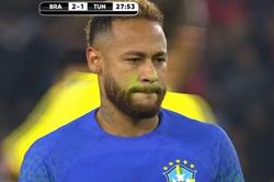 Neymar đáp trả khi bị CĐV tại Paris chiếu laser