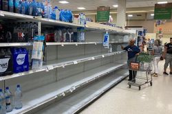Nhiều kệ hàng trống trơn ở Florida trước thềm bão lớn