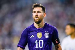 HLV tuyển Argentina so sánh Messi với Federer