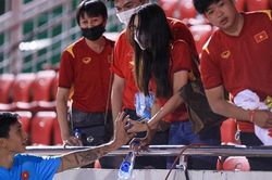 Văn Hậu quyến luyến nắm tay người yêu hoa hậu sau trận thắng Ấn Độ