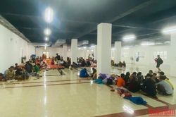 Hàng nghìn người dân vùng ven biển Quảng Ngãi trú bão tập trung