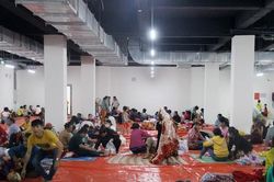 Bên trong khu trú bão đêm của 1.500 người dân ven biển Quảng Ngãi