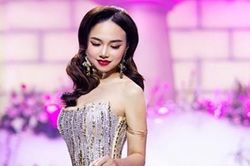 Đinh Ngọc Diệp đọ dáng cùng các người đẹp trong một show thời trang