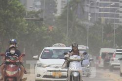Đường ven biển Đà Nẵng mịt mù bụi cát sau bão số 4