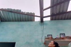 Người dân Quảng Nam khóc mếu nhìn ngôi nhà tan hoang sau bão