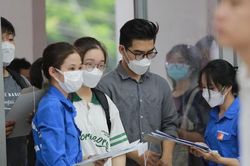 Hàng nghìn tân sinh viên háo hức đến trường nhập học