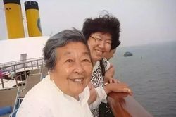 Hai chị em đưa mẹ 80 tuổi đi du lịch 17 nước: Có mẹ là hạnh phúc nhất