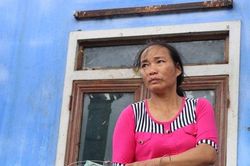 Huế: Gió thổi bay mái nhà, 4 người trong gia đình chui vào tủ lánh nạn