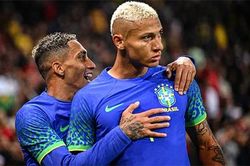 Richarlison bị ném chuối sau khi chọc thủng lưới Tunisia