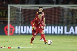 Rời Việt Nam, Quang Hải nhận ngay 'báo động đỏ' khi trở về Pau FC