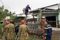 Thừa Thiên – Huế: Bão số 4 đi qua, hàng trăm nhà dân tốc mái, nhiều cây xanh ngã đổ