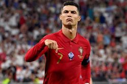 adidas, Nike bán áo bóng đá hàng replica