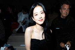 Jisoo Blackpink hóa fangirl khi gặp Natalie Portman ở Paris