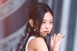 Jennie Blackpink trông khác hẳn với kiểu trang điểm mới rực rỡ