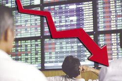 Bán mạnh cuối phiên, VN-Index giảm hơn 17 điểm