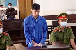 Nghịch tử cầm dao chém mẹ, đâm chết anh ruột, lãnh án 18 năm tù