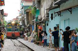Kiên quyết chấm dứt kinh doanh cà phê đường tàu tại Hà Nội