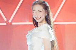 Sao Việt: Hòa Minzy diện đầm trắng tinh khôi, Hương Giang, Khánh Thi khoe vai trần quyến rũ