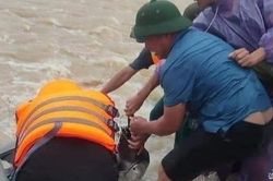 Trên đường về nhà, hai vợ chồng ở Nghi Lộc bị nước cuốn trôi