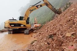 Mưa lớn kéo dài, đường lên Cửa khẩu quốc tế Cầu Treo bị sạt lở nhiều điểm