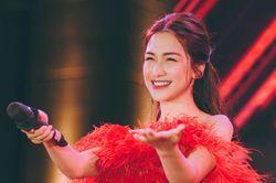 Hòa Minzy trích tiền túi ủng hộ đồng bào miền Trung 300 triệu đồng