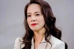 Giữa ồn ào chuyện tình cảm, con gái nói 1 câu khiến vợ shark Bình nghẹn lòng