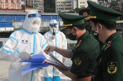 Lào Cai tiếp nhận 110 công dân do Trung Quốc trao trả qua cửa khẩu