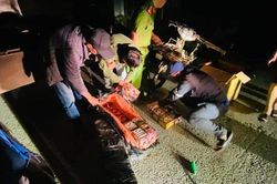 Dùng xe mô tô không biển số để vận chuyển pháo lậu