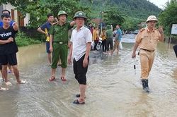 Chung tay giúp dân khắc phục hậu quả mưa bão