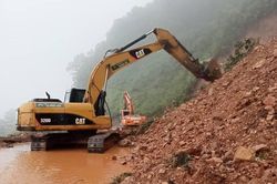 Quốc lộ 8A sạt lở, đường lên cửa khẩu Cầu Treo bị chia cắt
