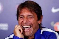 HLV Conte cười khi được hỏi về Juventus