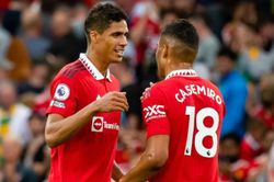Paul Scholes chỉ trích MU vì mua Sancho và Varane