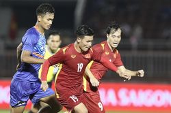 HLV Park Hang Seo có hai đội hình tuyển Việt Nam