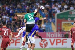 Chuyên gia Đoàn Minh Xương: ' V-League nóng cả đỉnh và đáy'