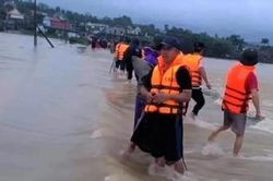 Đi khám bệnh trở về, hai vợ chồng bị nước lũ cuốn trôi